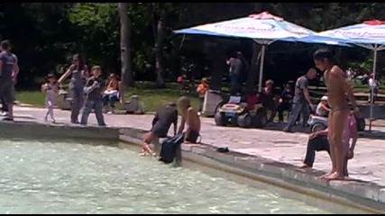 На фонтана на входа на Южния парк в неделя група цигани се поизкъпаха