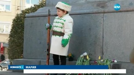 В ЧЕСТ НА АПОСТОЛА: Деца на почетен караул пред паметника на Левски
