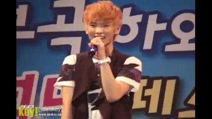 Key umma was straightening taeminnie's clothes during juliette performance