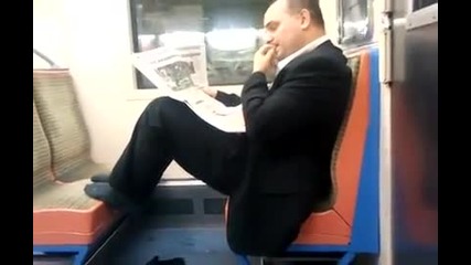 Мъж в метрото си яде сополите
