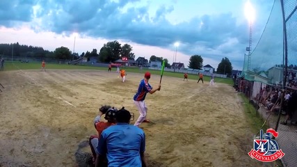Пич прави страхотен удар по време на бейзболен мач