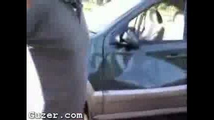 Слон Атакува Кола