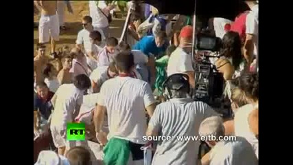 Бик прескача оградата и се врязва в публиката