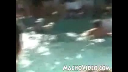 Голям бой в плувен басейн 