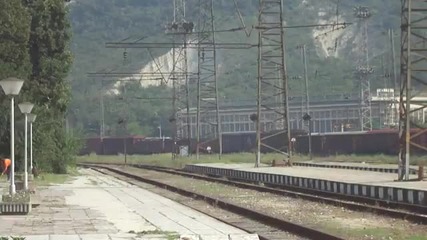 Товарен влак с локомотив 44 108