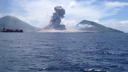 Мъж заснема изригването на вулкан!