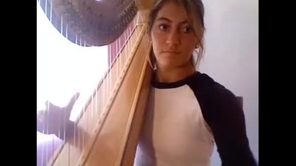 момиче свири Stairway to Heaven на арфа 