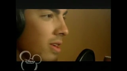 Joe Jonas singing This Is Me in Italy 