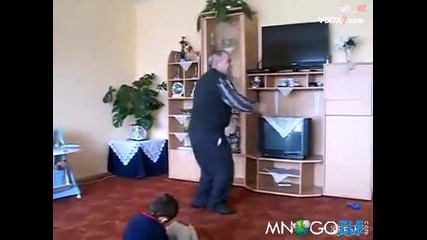 Дядо разцъква в хола 