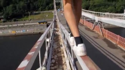 Много луд екстремал по мост