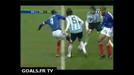 Фернандо Гаго крие топката на Анри и Виера