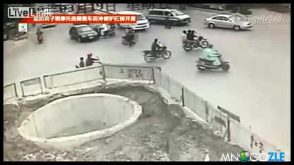 Идиот със скутер изчезва в огромна дупка