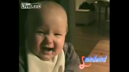 Бебе Се Смее На Забавен Кадър