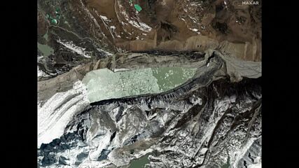 Ледниково езеро преля и предизвика смъртта на най-малко 42 души в Хималаите (ВИДЕО)