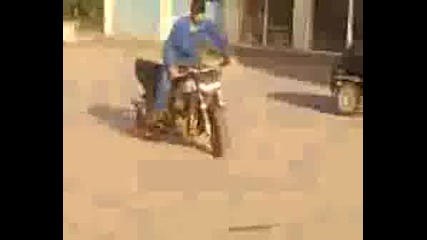 Dve Hondi Pravat Mazaloto