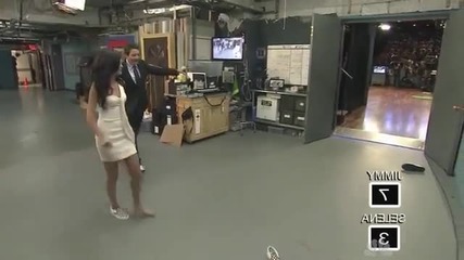 Selena Gomes играе на Голф с обувки с Jimmy Fallon Смях