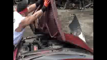 Човек прави автомобил на пух и прах с голи ръце!!!