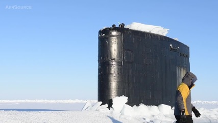 Подводница на Сащ „изниква” от леда в Арктика