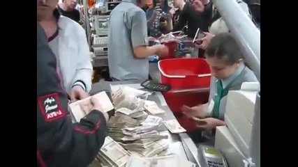 Тези Момчета Стъписаха Касиерката в Супер Маркета