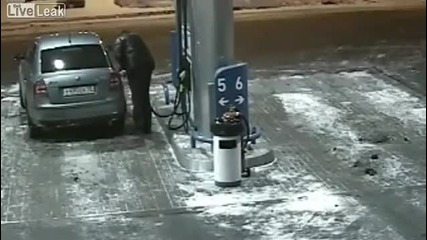 Ненормален зарежда кола * Смях *