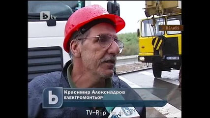 Гладни цигани крадат дини и пъпеши от румънски Тир, катастрофирал в ел. стълб