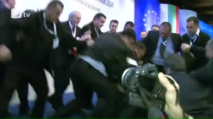 Нападнаха Ахмед Доган с пистолет по време на конференцията на Дпс