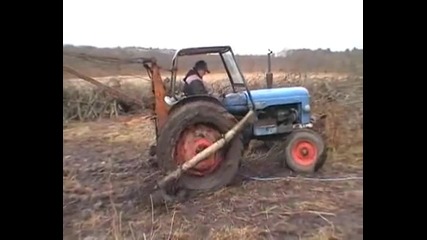 Как се вади трактор от дълбока кал