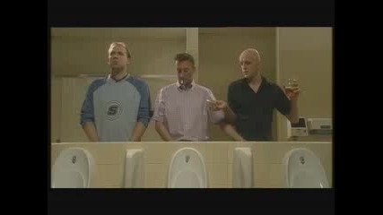 Ето как си помагат мъжете в тоалетната 
