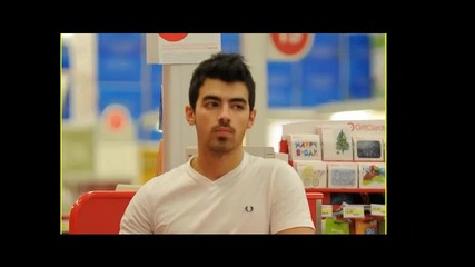 Joe Jonas пазарува в Target 