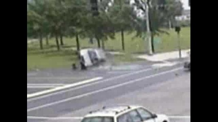Кола смазва момче пресичащо улицата