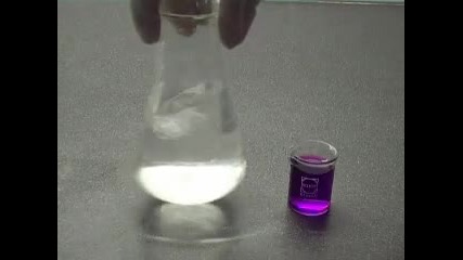 Химичен експетимент с цветна колба 