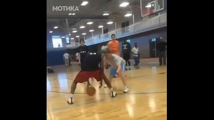 Талантлив американски гимназист дриблира на баскет