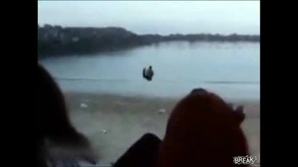 Пияно момче се мята по лице на плажа :d 