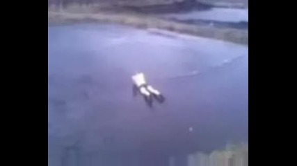 Смях - Глупак Си Разбива Главата В Леда 