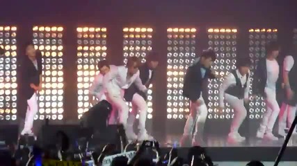 [fancam] Super Junior - Super Girl @ Sm Town 2011 World Tour in Paris