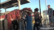 Динозавър плаши хората по улицата - Шега