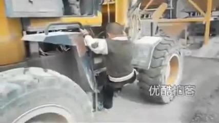 Учудващо 5 годишно момче изумява с таланта си да управлява багер !!!