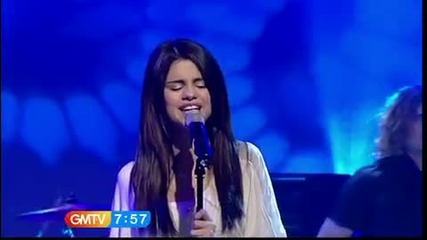 Live ! Selena Gomez - Interview & Naturally 