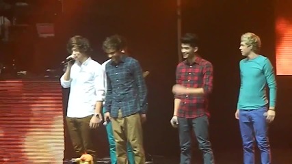 One Direction щипят Хари по дупето по време на концерт в Окланд ;d ( Нова Зеландия )