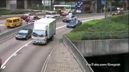 Луксозни автомобили по улиците на Хонг Конг