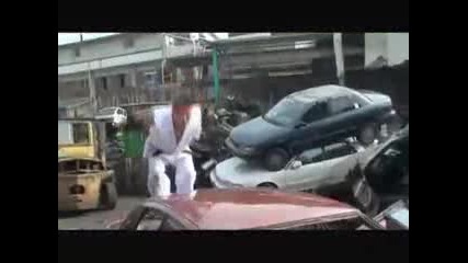 Лудак потрушава кола с голи ръце 