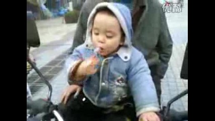 Невероятно Две годишно китайче,  пуши цигарка като откачалник