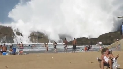 Гигантски окенски вълни изненадват плажуващи