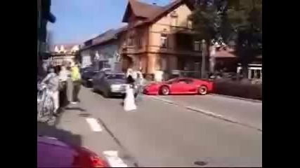 Идиот блъска скъпо Ферари