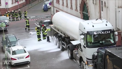 Камион изпуска въглероден диоксид на улицата