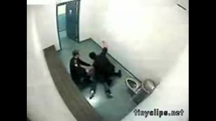 - полицай пребива момиче