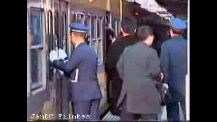 Ужасно! Тъпкат хора във влак