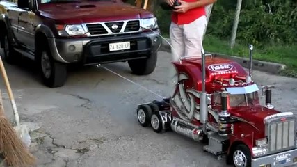 Камион играчка дърпа кола