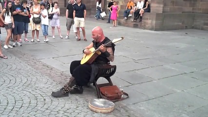 Уличен музикант с вълшебен глас