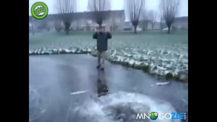 На косъм от падане под леда